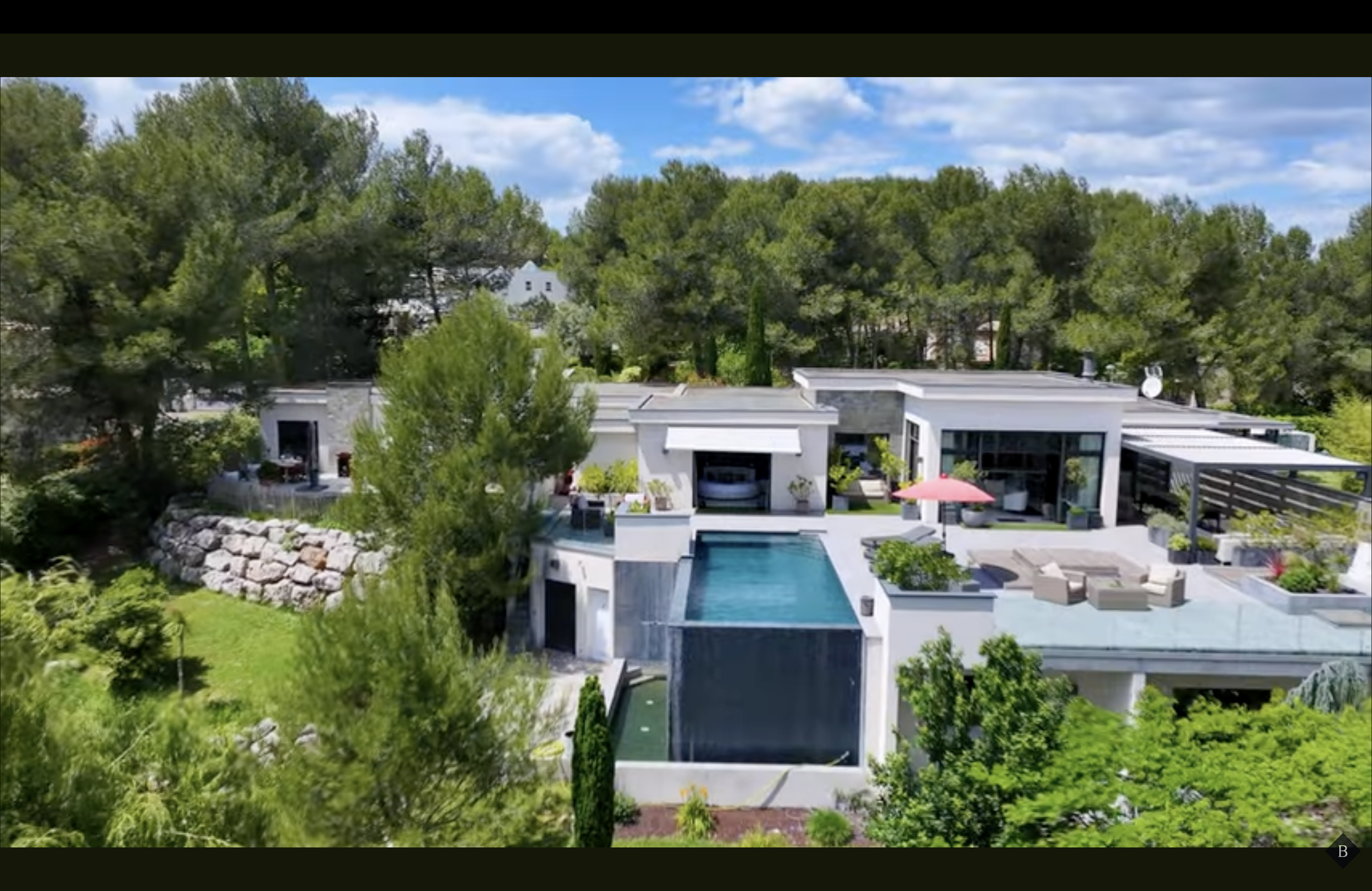 Villa contemporaine vue aérienne — immobilier